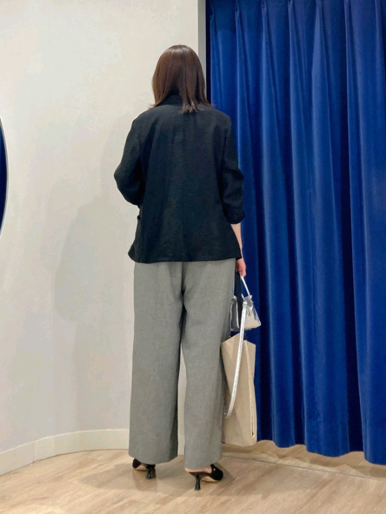 ブラック系のテーラードジャケット、グリーン系のキャミソール、グレー系のつなぎ/オールインワンを着用したレディースの春コーディネートの7枚目の写真