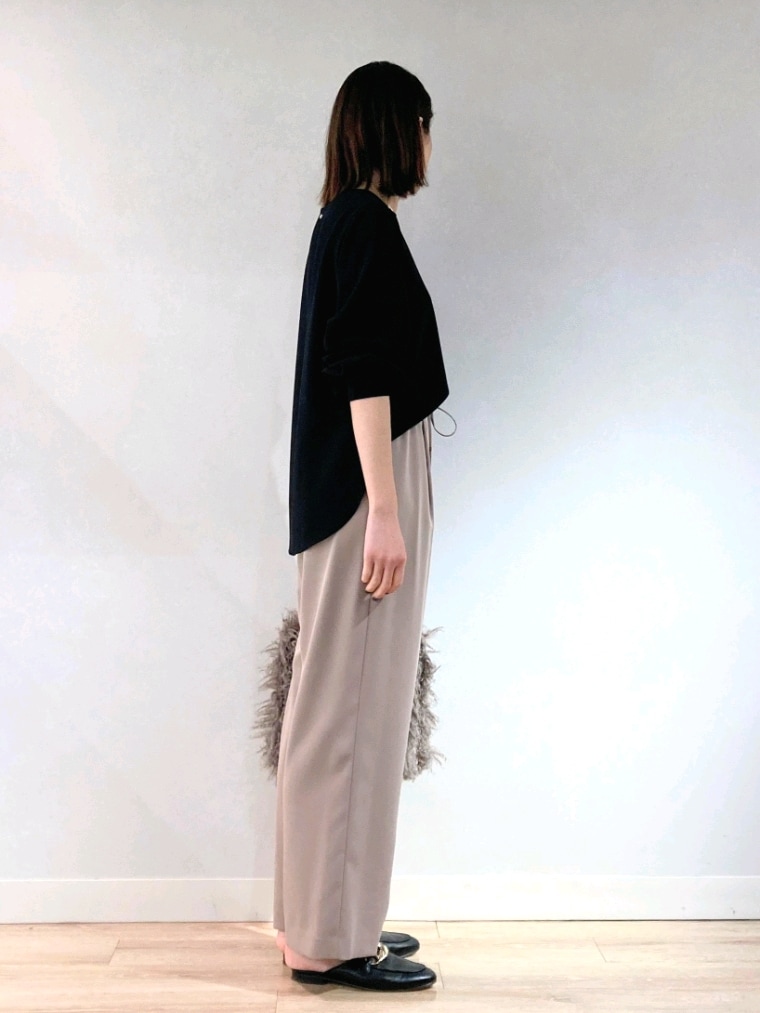 ブラック系のシャツ/ブラウス、ベージュ系のその他パンツ、グレー系のショルダーバッグを着用したレディースの秋コーディネートの3枚目の写真