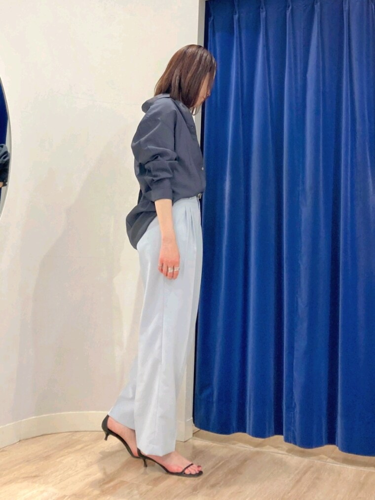 ブルー系のその他パンツ、ホワイト系のキャミソール、グレー系のシャツ/ブラウスを着用したレディースの春コーディネートの3枚目の写真