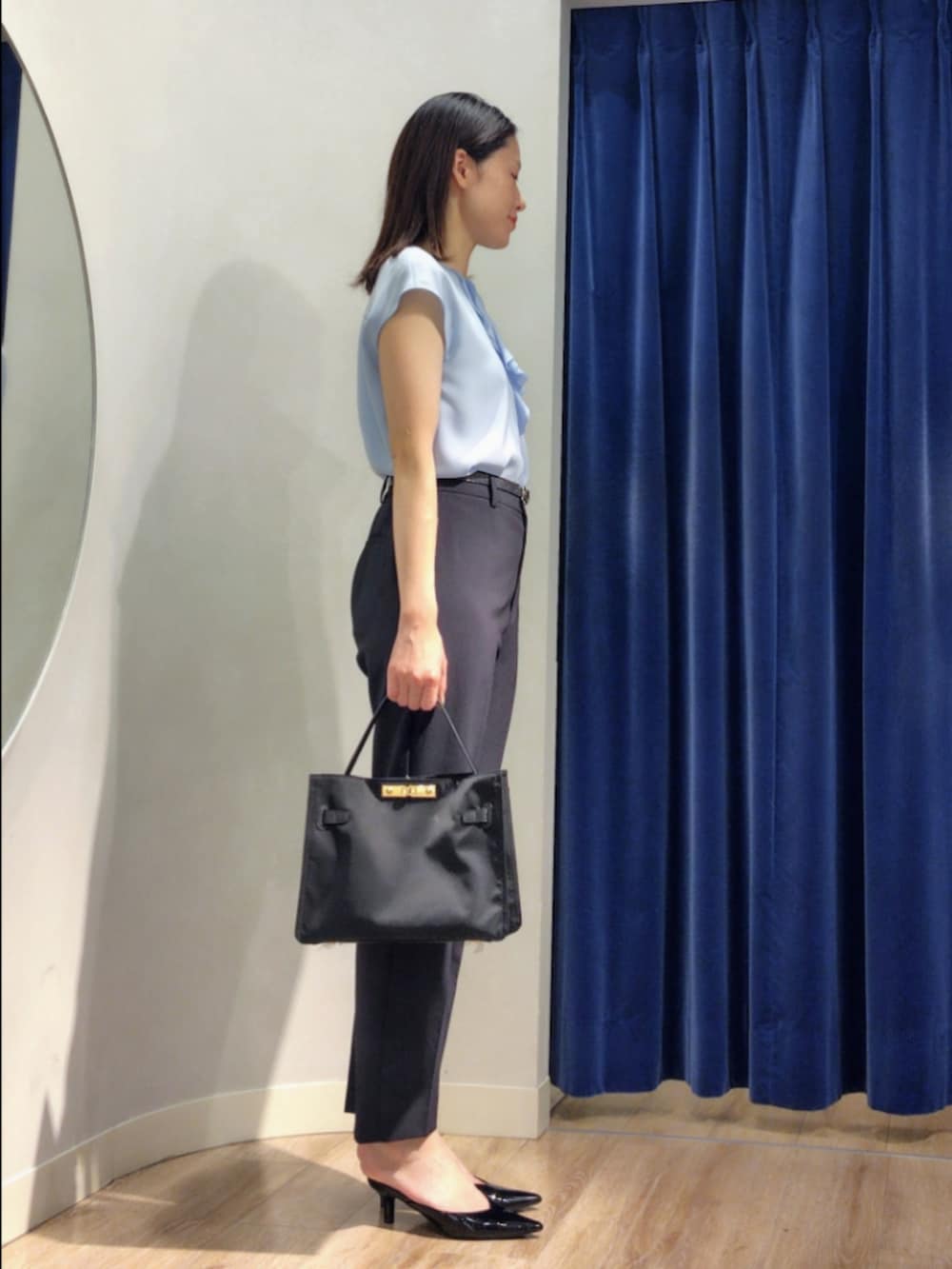 ブルー系のノーカラージャケット、ブルー系のシャツ/ブラウス、ブルー系のその他パンツを着用したレディースの夏コーディネートの7枚目の写真