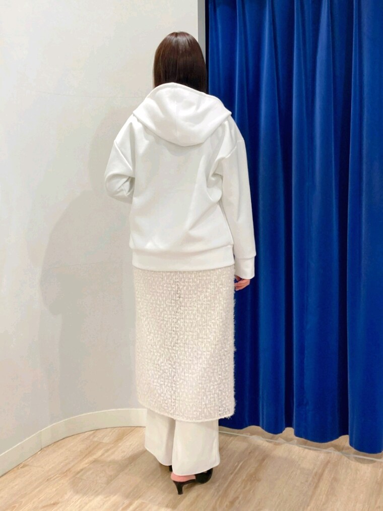グリーン系のTシャツ/カットソー、ホワイト系のパーカー、ホワイト系のスカートを着用したレディースの春コーディネートの7枚目の写真