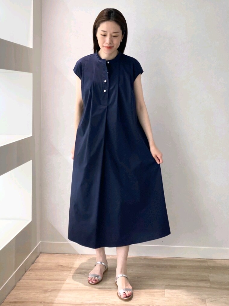 ブルー系のワンピース、シルバー系のサンダル、ベージュ系のショルダーバッグを着用したレディースの夏コーディネートの7枚目の写真