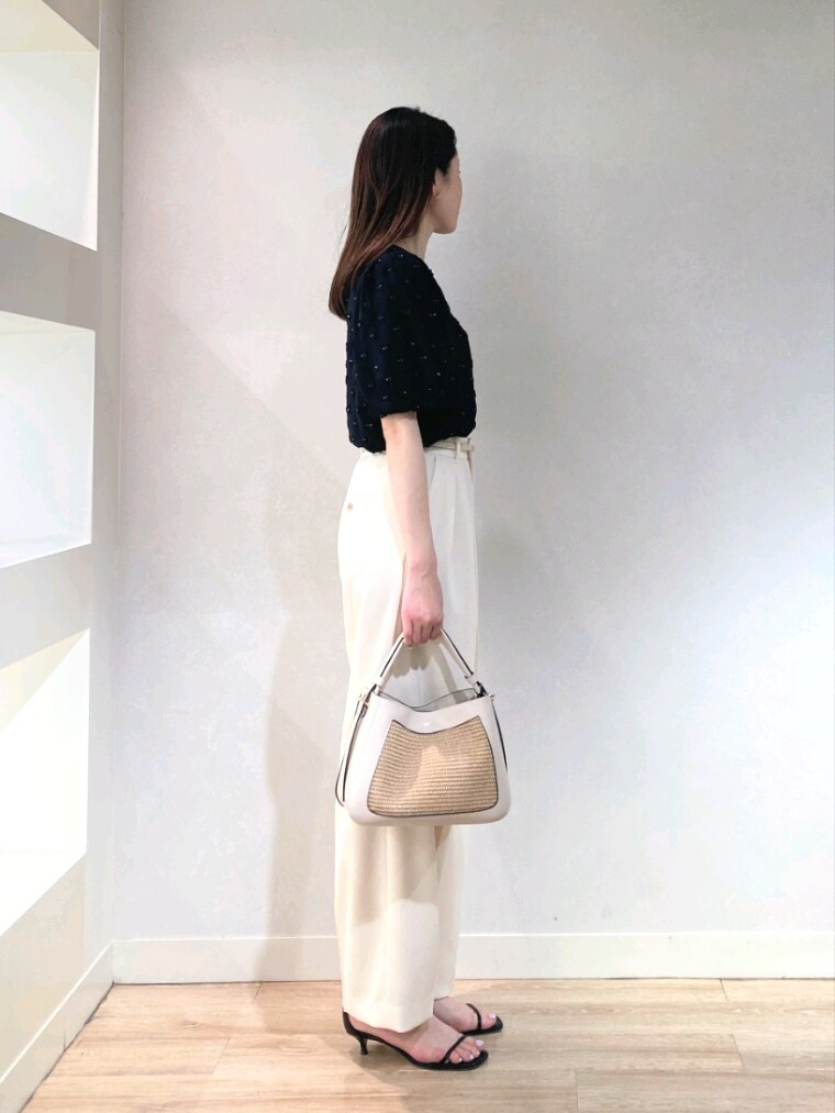 ホワイト系のその他パンツ、ベージュ系のバッグ、ブラック系のシャツ/ブラウスを着用したレディースの春コーディネートの3枚目の写真