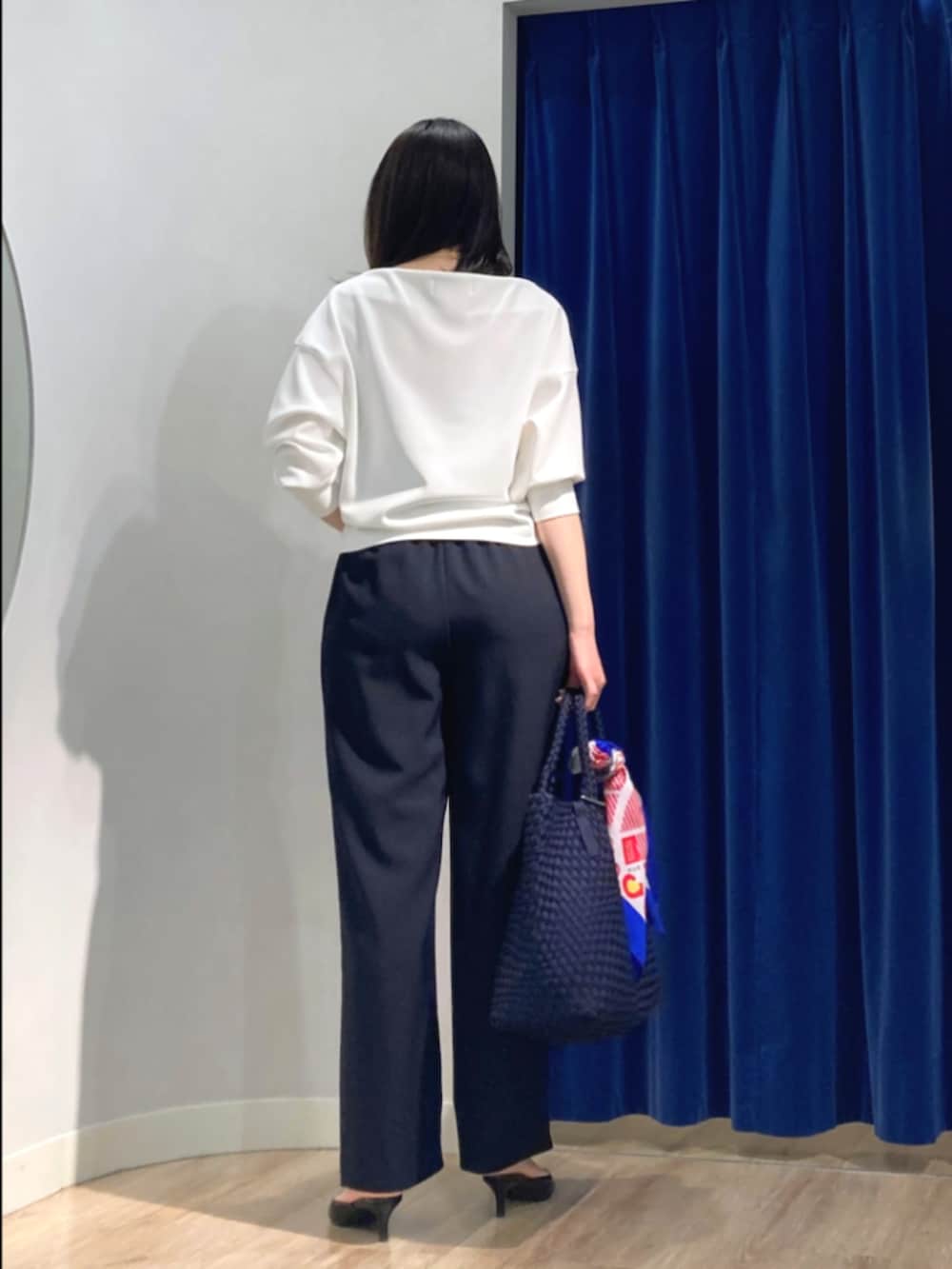 ホワイト系のTシャツ/カットソー、ブルー系のその他パンツ、ブルー系のトートバッグを着用したレディースの春コーディネートの5枚目の写真