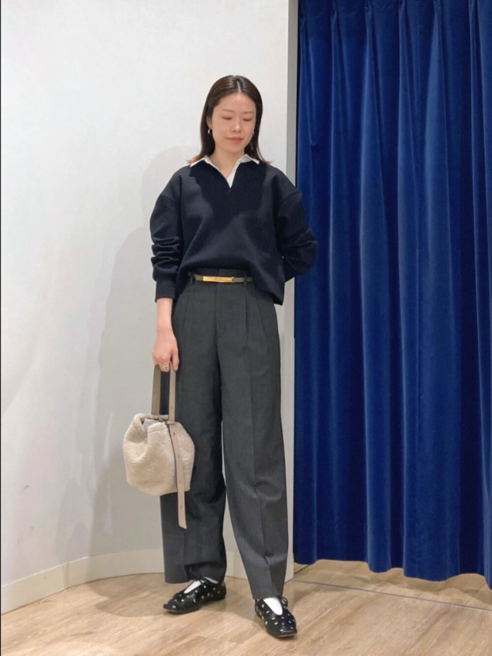 ブラック系のダウンジャケット/コート、ブラック系のTシャツ/カットソー、グレー系のその他パンツを着用したレディースの秋コーディネートの7枚目の写真