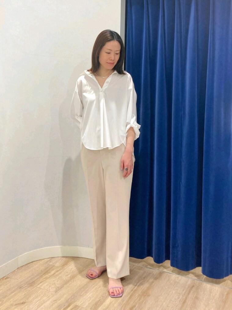 ホワイト系のシャツ/ブラウス、ベージュ系のその他パンツ、ブラウン系のショルダーバッグを着用したレディースの春コーディネートの10枚目の写真