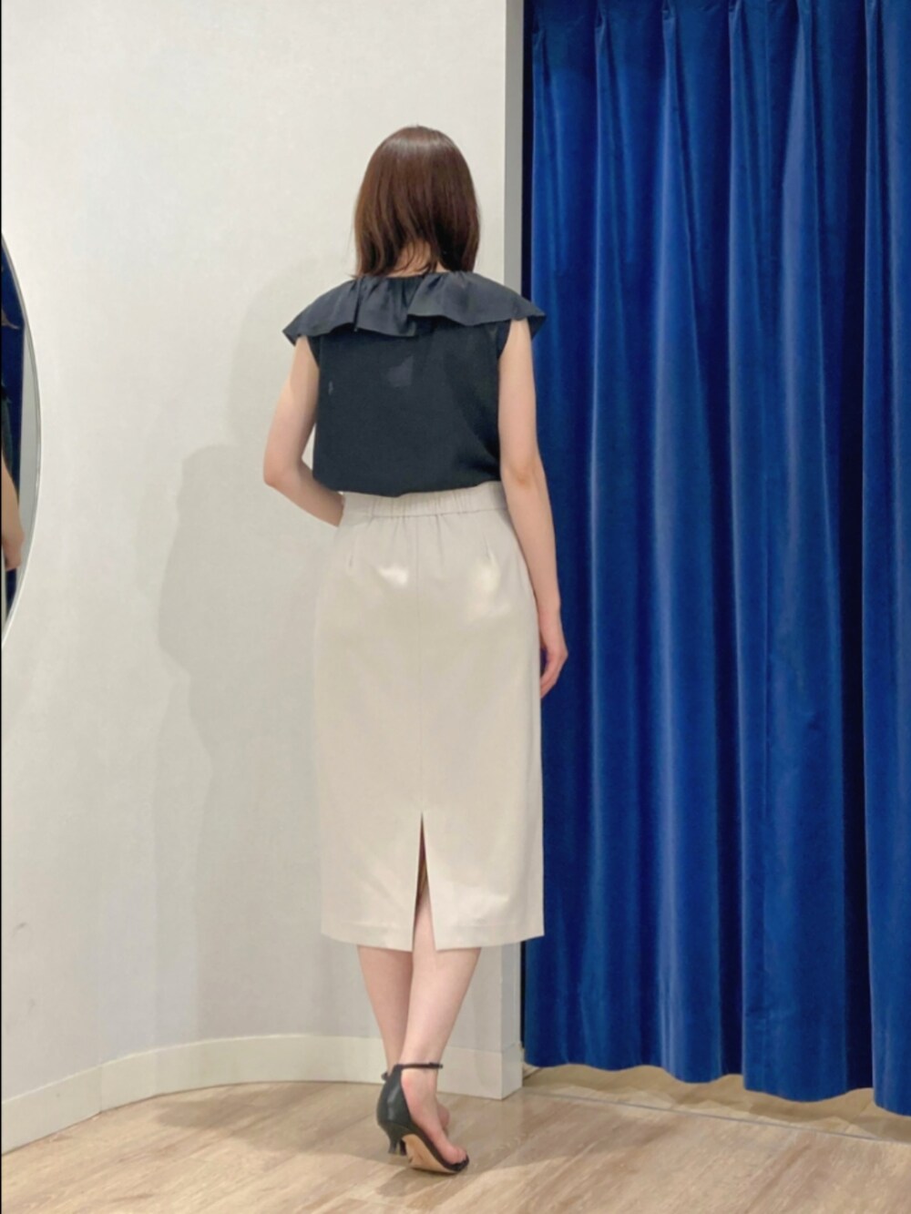 ブラック系のシャツ/ブラウス、ホワイト系のスカート、ブラック系のショルダーバッグを着用したレディースの夏コーディネートの4枚目の写真