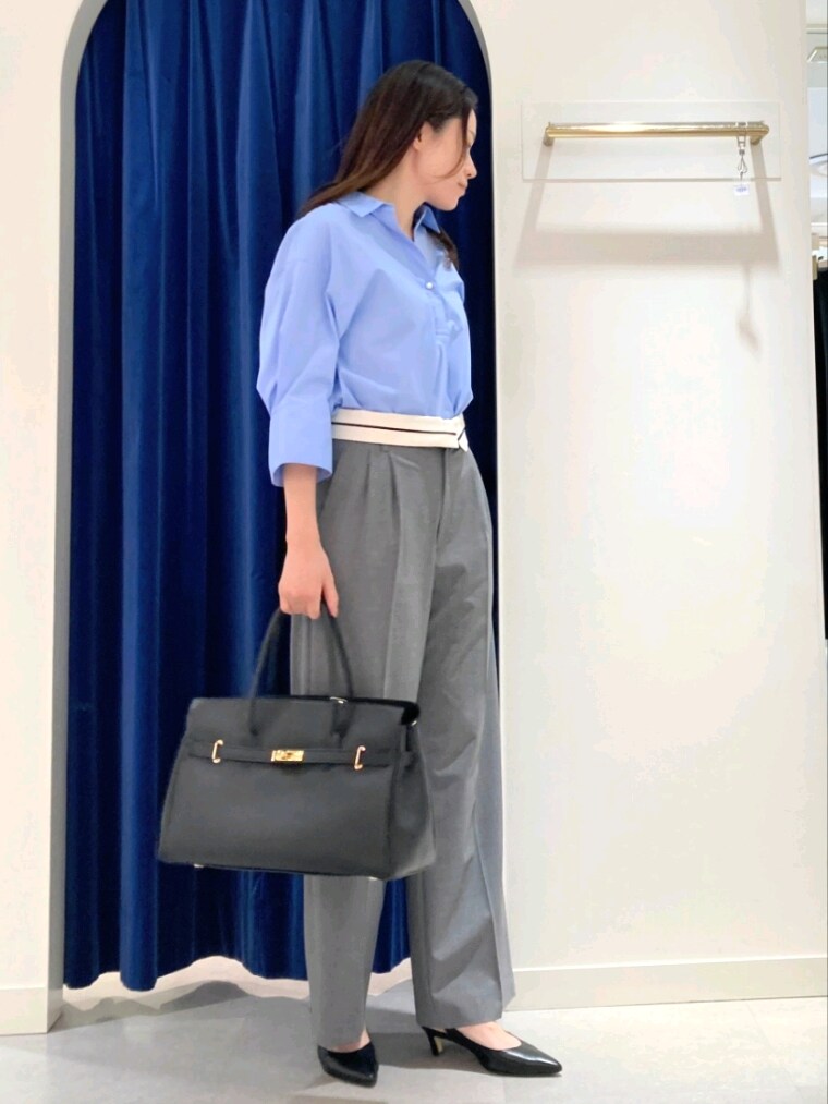 ブルー系のシャツ/ブラウス、グレー系のその他パンツ、ブラック系のショルダーバッグを着用したレディースの夏コーディネートの3枚目の写真