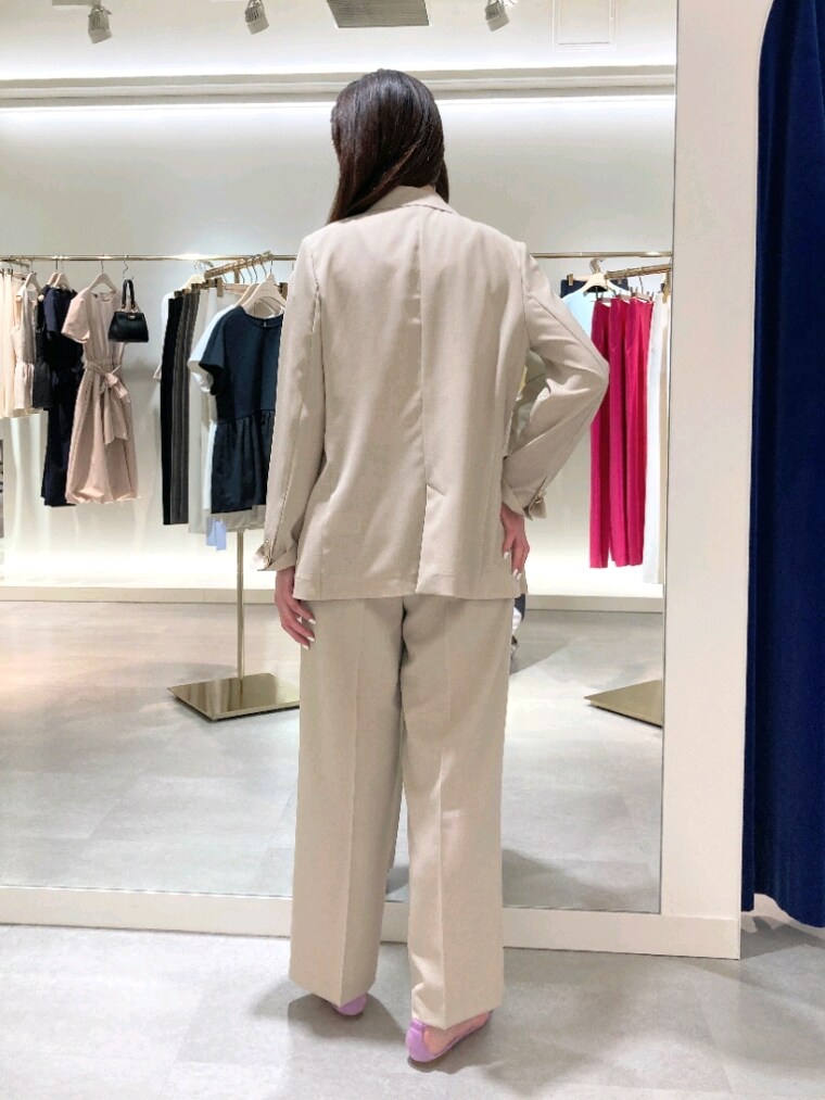 ベージュ系のテーラードジャケット、ベージュ系のその他パンツ、ピンク系のシャツ/ブラウスを着用したレディースの春コーディネートの3枚目の写真