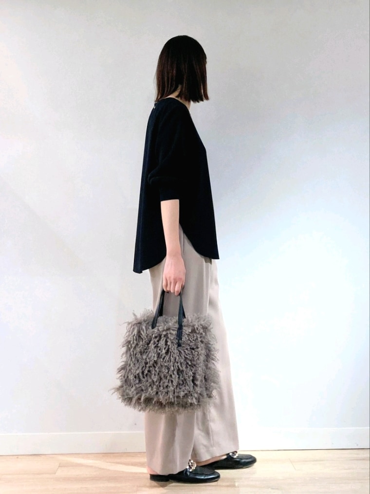 ブラック系のシャツ/ブラウス、ベージュ系のその他パンツ、グレー系のショルダーバッグを着用したレディースの秋コーディネートの6枚目の写真
