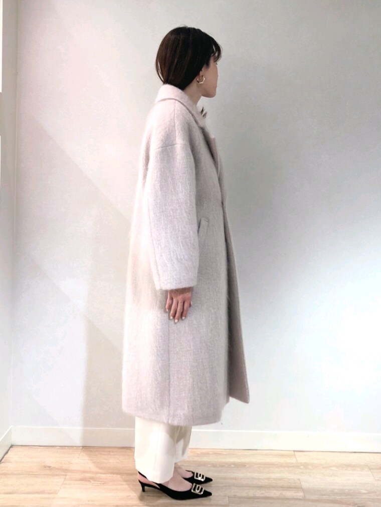 ベージュ系のその他アウター、ブラック系のシャツ/ブラウス、ブラック系のショルダーバッグを着用したレディースの冬コーディネートの6枚目の写真