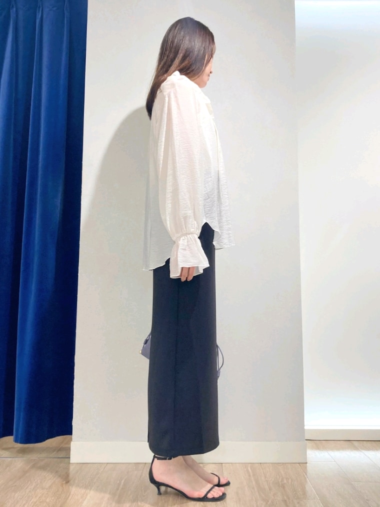 ホワイト系のタンクトップ、ホワイト系のシャツ/ブラウス、ブラック系のスカートを着用したレディースの夏コーディネートの4枚目の写真