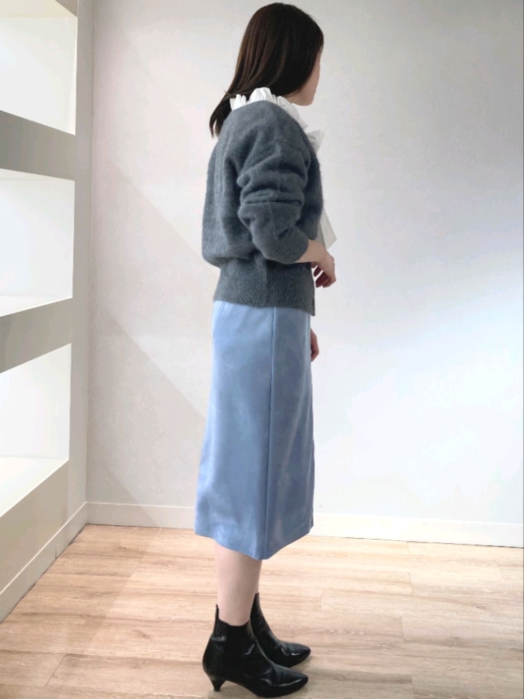 ホワイト系のシャツ/ブラウス、グレー系のカーディガン/ボレロ、ブルー系のスカートを着用したレディースの秋コーディネートの5枚目の写真