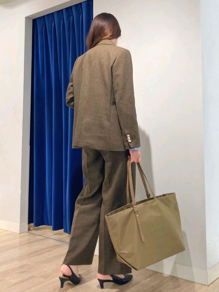 ブラウン系のテーラードジャケット、ブルー系のシャツ/ブラウス、ブラウン系のその他パンツを着用したレディースの秋コーディネートの5枚目の写真