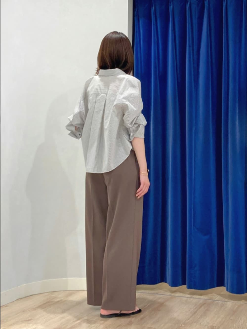 ブラウン系のその他パンツ、ゴールド系のサンダル、ベージュ系のシャツ/ブラウスを着用したレディースの夏コーディネートの5枚目の写真