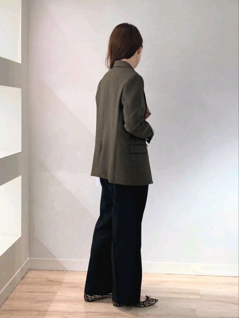 ブラウン系のテーラードジャケット、ブラック系のその他パンツ、ベージュ系のショルダーバッグを着用したレディースの秋コーディネートの5枚目の写真