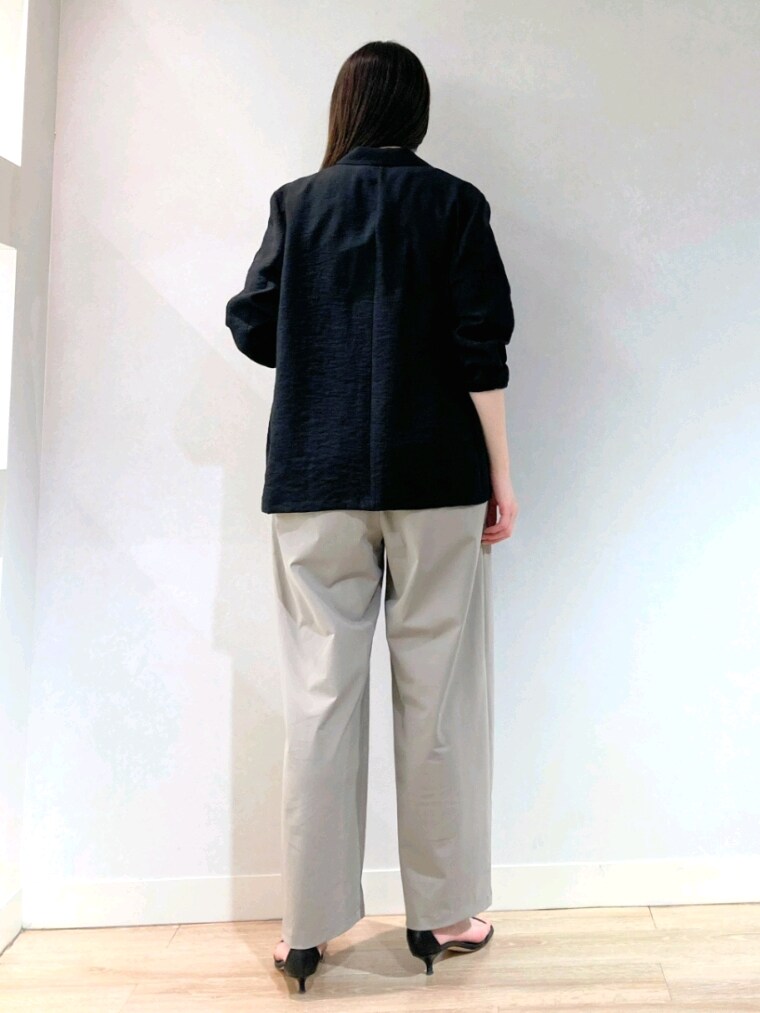 ホワイト系のTシャツ/カットソー、ブラック系のテーラードジャケット、ベージュ系のその他パンツを着用したレディースの夏コーディネートの5枚目の写真