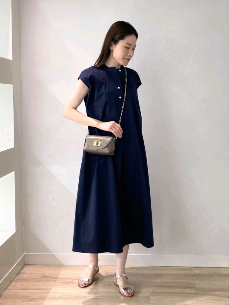 ブルー系のワンピース、シルバー系のサンダル、ベージュ系のショルダーバッグを着用したレディースの夏コーディネートの8枚目の写真