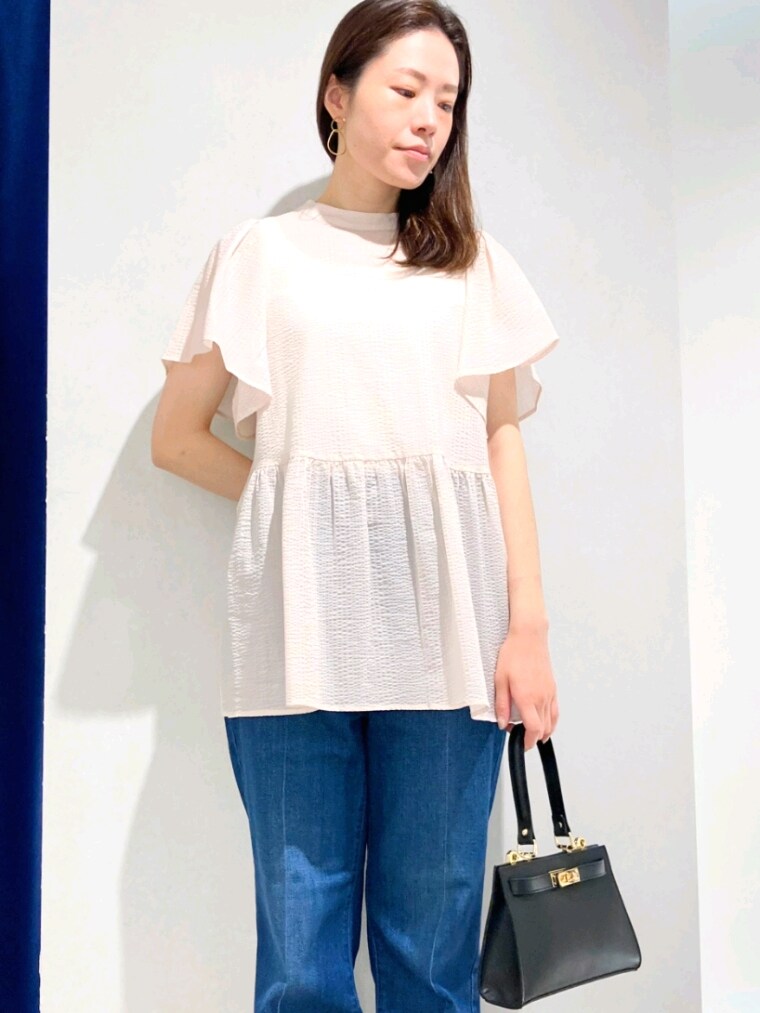 ピンク系のシャツ/ブラウス、ブルー系のデニムパンツ、ブラック系のショルダーバッグを着用したレディースの夏コーディネートの7枚目の写真