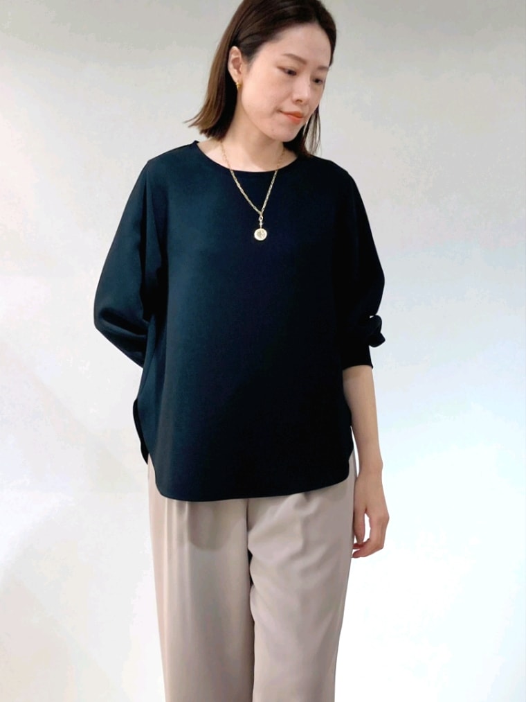 ブラック系のシャツ/ブラウス、ベージュ系のその他パンツ、グレー系のショルダーバッグを着用したレディースの秋コーディネートの8枚目の写真