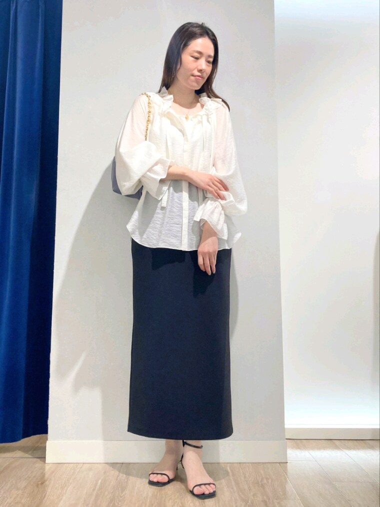 ホワイト系のタンクトップ、ホワイト系のシャツ/ブラウス、ブラック系のスカートを着用したレディースの夏コーディネートの10枚目の写真