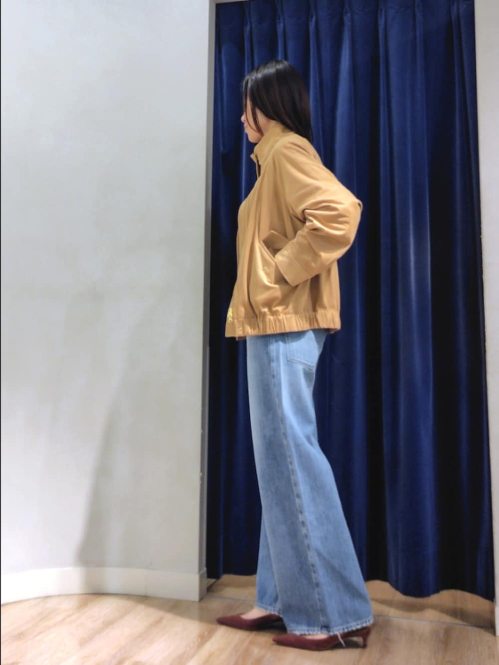 ブルー系のシャツ/ブラウス、イエロー系のブルゾン、ブルー系のデニムパンツを着用したレディースの秋コーディネートの10枚目の写真