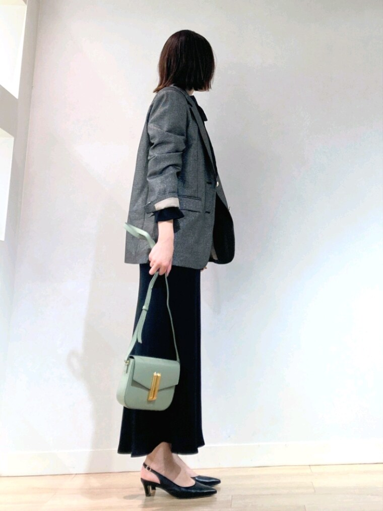 ブラック系のテーラードジャケット、ブラック系のシャツ/ブラウス、ブラック系のタンクトップを着用したレディースの秋コーディネートの3枚目の写真