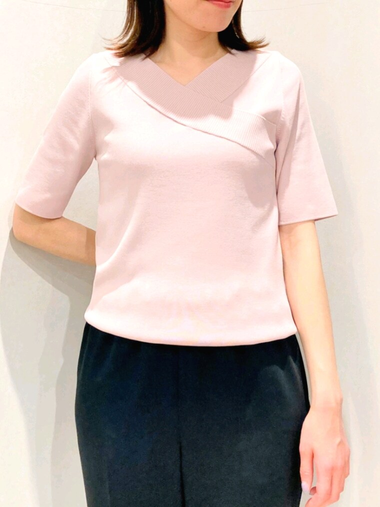 ブラック系のその他パンツ、グレー系のテーラードジャケット、ピンク系のニット/セーターを着用したレディースの春コーディネートの9枚目の写真