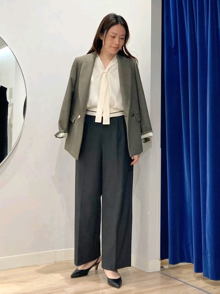 ホワイト系のシャツ/ブラウス、グレー系のその他パンツ、ブラック系のパンプスを着用したレディースの秋コーディネートの6枚目の写真