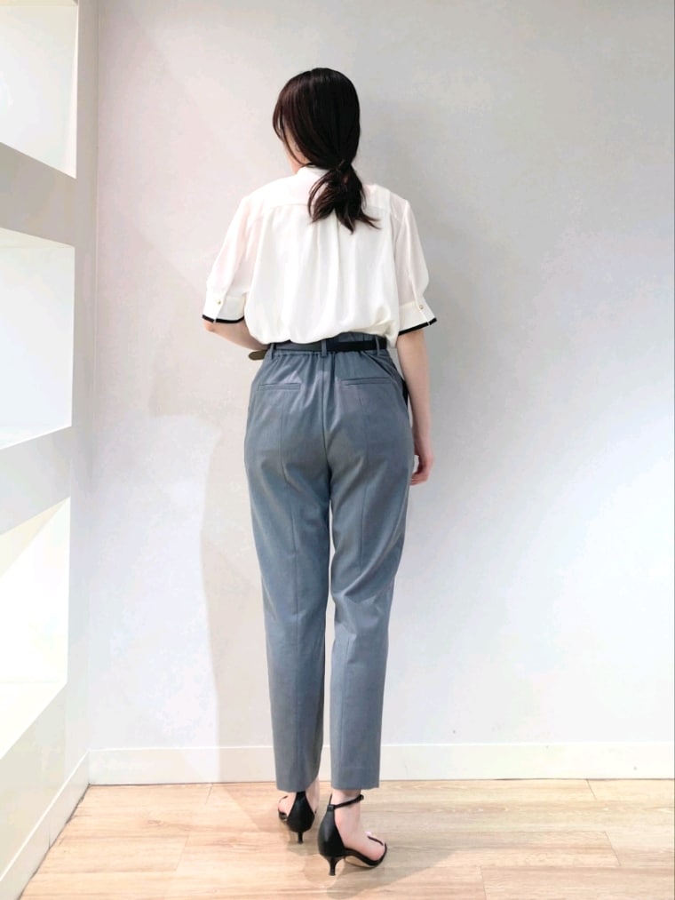ブルー系のノーカラージャケット、ホワイト系のシャツ/ブラウス、グレー系のその他パンツを着用したレディースの春コーディネートの7枚目の写真