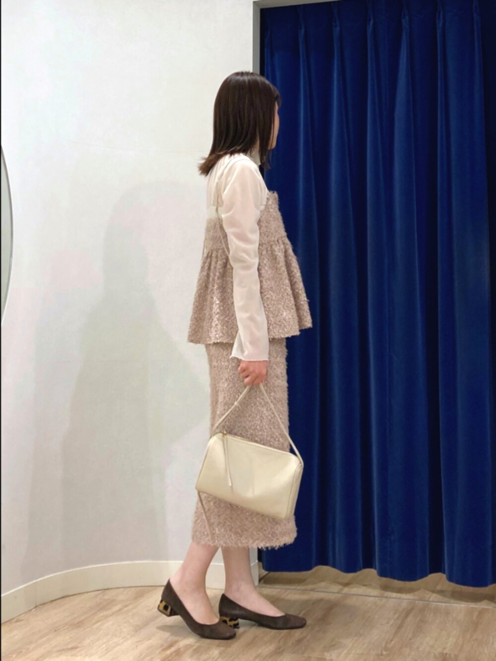 イエロー系のその他アウター、ホワイト系のTシャツ/カットソー、ベージュ系のキャミソールを着用したレディースの秋コーディネートの9枚目の写真