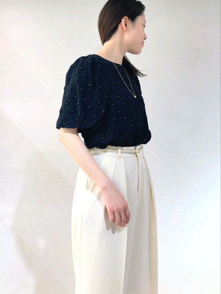 ホワイト系のその他パンツ、ベージュ系のバッグ、ブラック系のシャツ/ブラウスを着用したレディースの春コーディネートの7枚目の写真