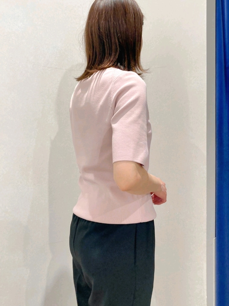 ブラック系のその他パンツ、グレー系のテーラードジャケット、ピンク系のニット/セーターを着用したレディースの春コーディネートの10枚目の写真