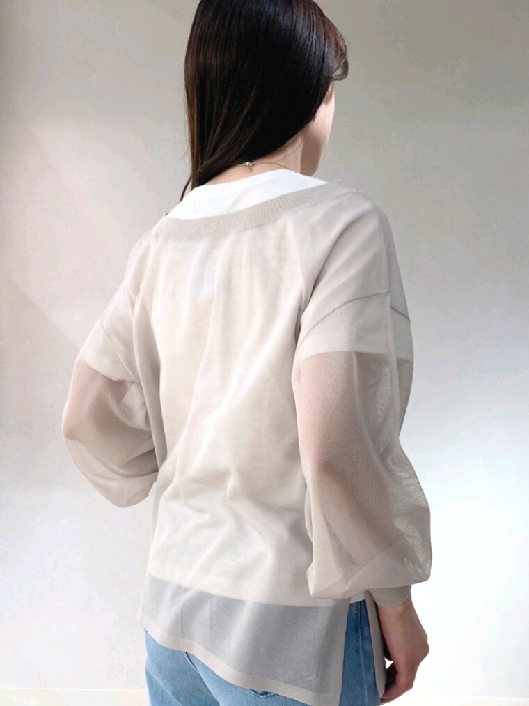 グレー系のニット/セーター、ホワイト系のTシャツ/カットソー、ブルー系のデニムパンツを着用したレディースの春コーディネートの6枚目の写真