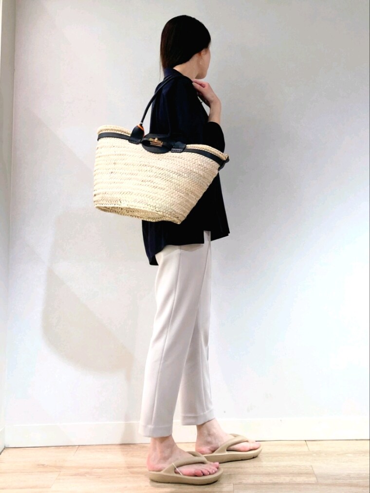 ブルー系のシャツ/ブラウス、ブラック系のかごバッグ、ベージュ系のその他パンツを着用したレディースの夏コーディネートの4枚目の写真
