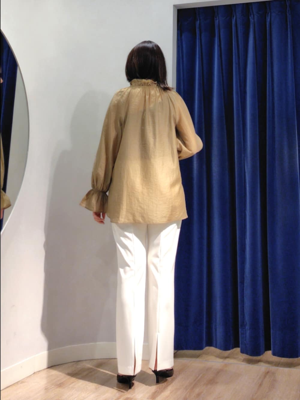 ベージュ系のテーラードジャケット、イエロー系のシャツ/ブラウス、ホワイト系のその他パンツを着用したレディースの春コーディネートの8枚目の写真