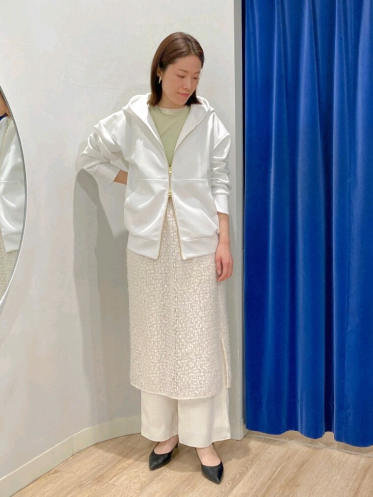 グリーン系のTシャツ/カットソー、ホワイト系のパーカー、ホワイト系のスカートを着用したレディースの春コーディネートの8枚目の写真