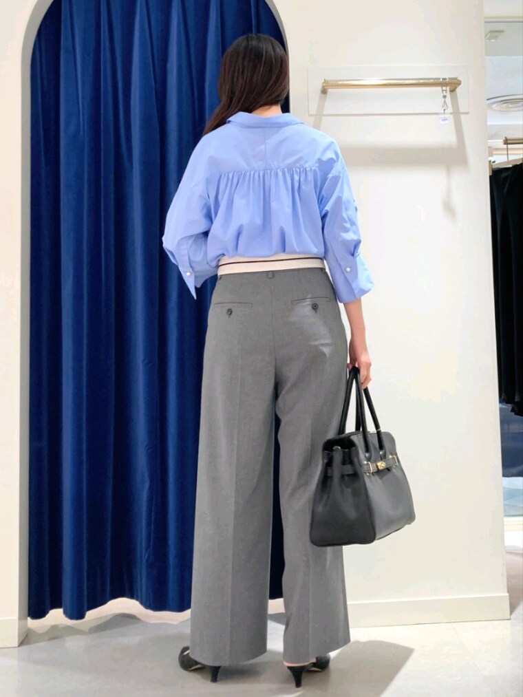 ブルー系のシャツ/ブラウス、グレー系のその他パンツ、ブラック系のショルダーバッグを着用したレディースの夏コーディネートの6枚目の写真