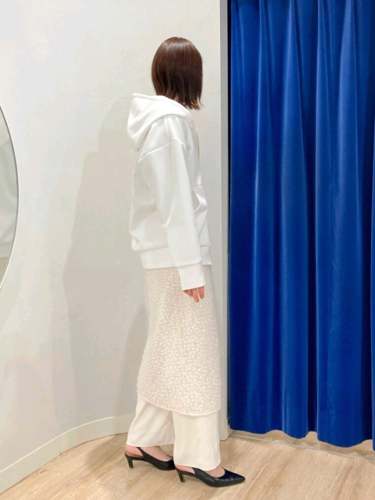 グリーン系のTシャツ/カットソー、ホワイト系のパーカー、ホワイト系のスカートを着用したレディースの春コーディネートの5枚目の写真