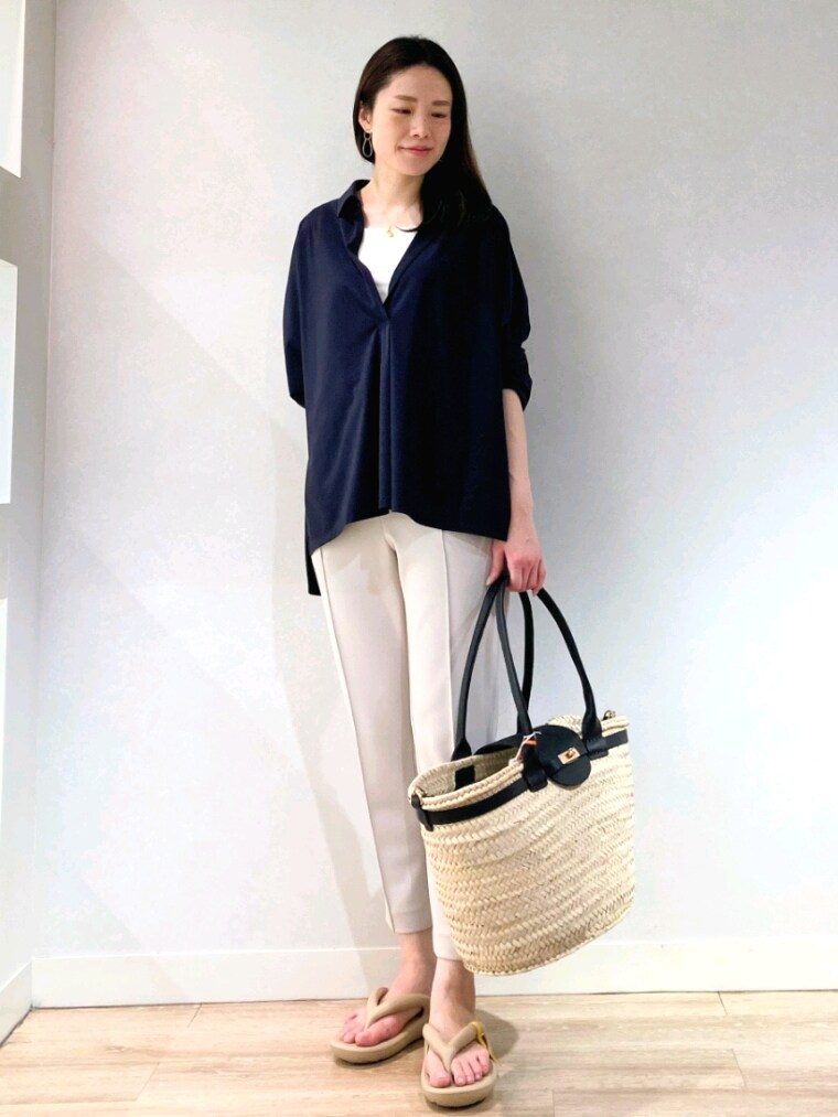 ブルー系のシャツ/ブラウス、ブラック系のかごバッグ、ベージュ系のその他パンツを着用したレディースの夏コーディネートの2枚目の写真