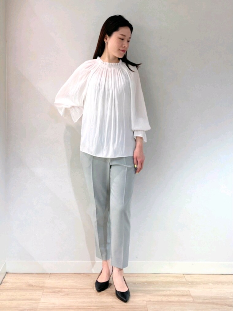 グレー系のテーラードジャケット、ホワイト系のシャツ/ブラウス、グレー系のその他パンツを着用したレディースの春コーディネートの3枚目の写真