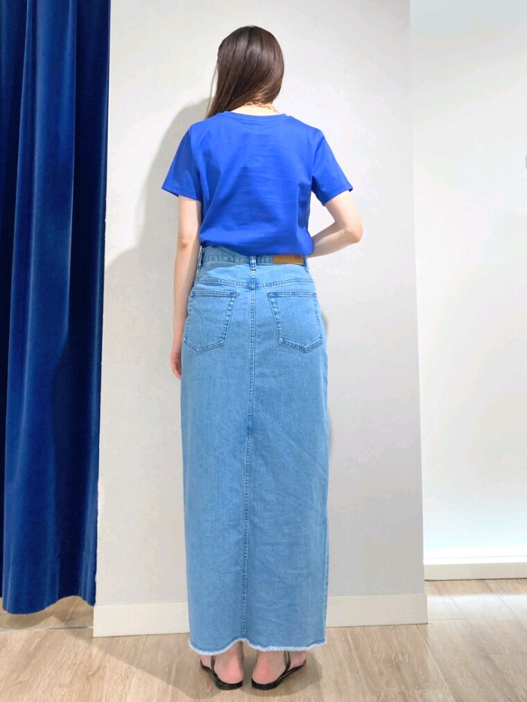 ブルー系のTシャツ/カットソー、ホワイト系のシャツ/ブラウス、ブルー系のデニムスカートを着用したレディースの夏コーディネートの8枚目の写真