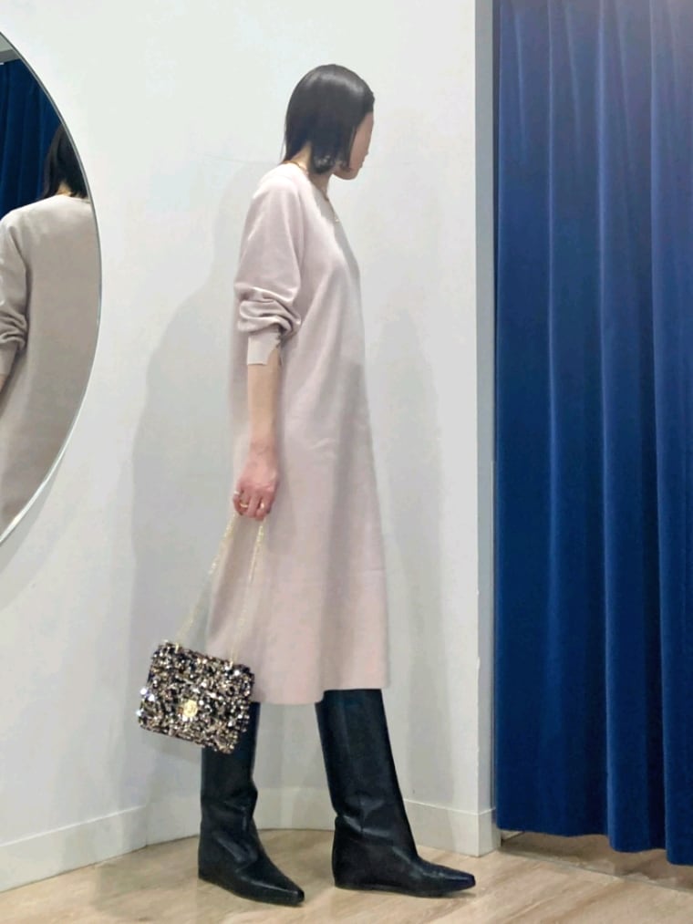 グレー系のその他アウター、ブラック系のブーツ、ピンク系のワンピースを着用したレディースの冬コーディネートの5枚目の写真