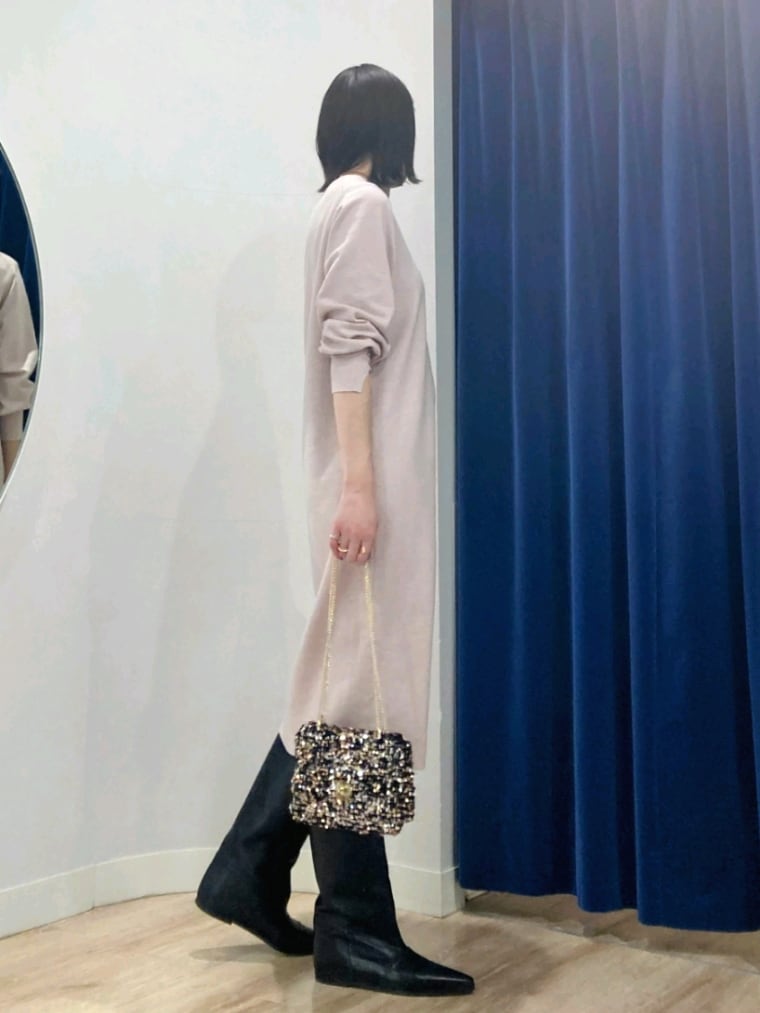 グレー系のその他アウター、ブラック系のブーツ、ピンク系のワンピースを着用したレディースの冬コーディネートの6枚目の写真