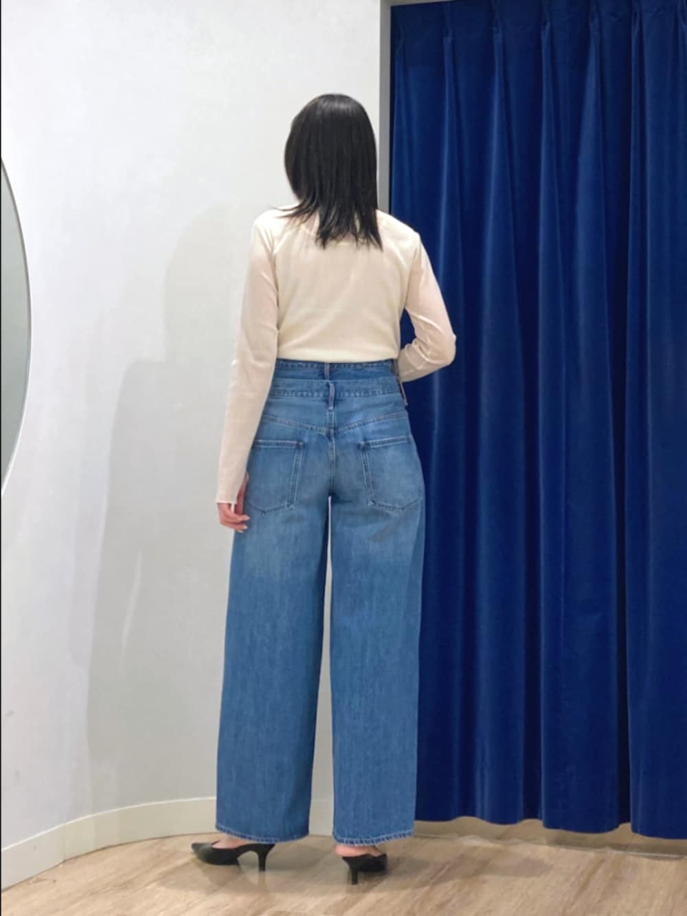 グリーン系のノーカラージャケット、ホワイト系のTシャツ/カットソー、ブルー系のデニムパンツを着用したレディースの冬コーディネートの9枚目の写真