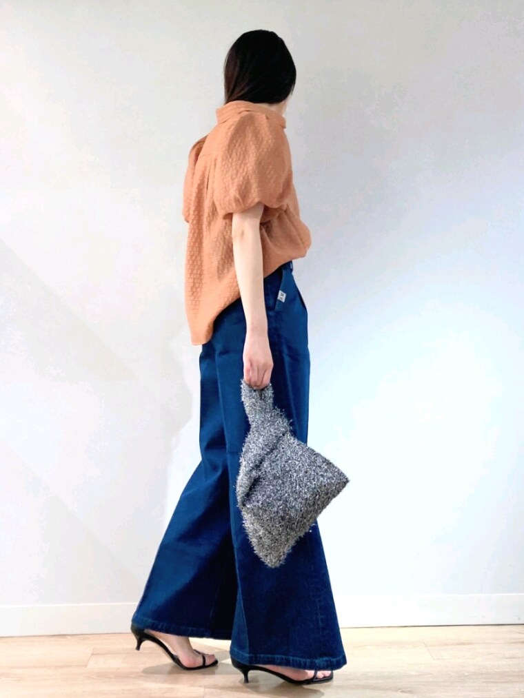 イエロー系のシャツ/ブラウス、ブラック系のタンクトップ、ブルー系のデニムパンツを着用したレディースの夏コーディネートの7枚目の写真
