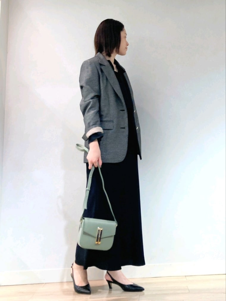 ブラック系のテーラードジャケット、ブラック系のシャツ/ブラウス、ブラック系のタンクトップを着用したレディースの秋コーディネートの2枚目の写真