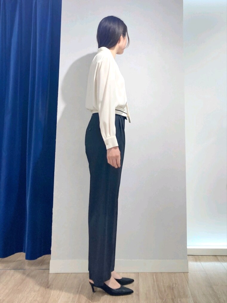 ホワイト系のシャツ/ブラウス、グレー系のその他パンツ、ブラック系のパンプスを着用したレディースの秋コーディネートの3枚目の写真