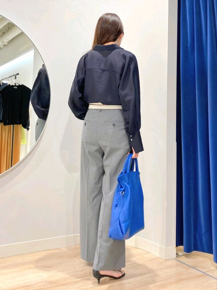 ブルー系のシャツ/ブラウス、ホワイト系のタンクトップ、ブルー系のショルダーバッグを着用したレディースの夏コーディネートの8枚目の写真