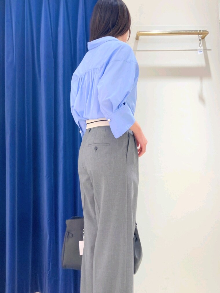 ブルー系のシャツ/ブラウス、グレー系のその他パンツ、ブラック系のショルダーバッグを着用したレディースの夏コーディネートの7枚目の写真